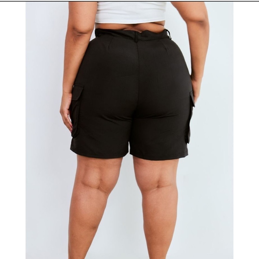 Pretty Little Thing Plus Black Pocket Front Cargo Shorts in size 30 - Picture 4 of 6